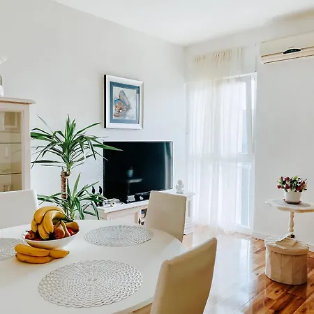 Lotus Apartment *